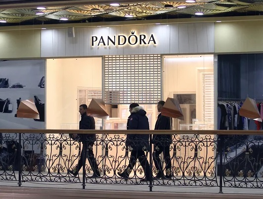Pan  :   Pandora      