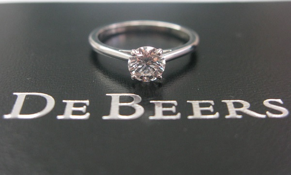 De Beers увеличила доход от последней продажи алмазного сырья