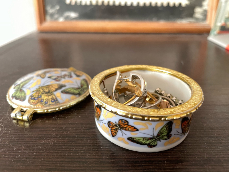 Костромичи за полгода сдали в ломбарды ювелирные украшения на миллиард рублей