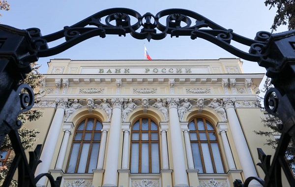 ЦБ вновь разрешил банкам продавать наличную валюту