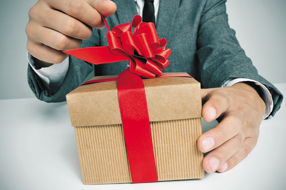 Бизнес-подарок: как правильно вручить