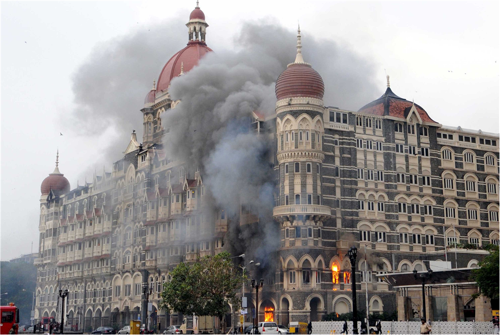 Отель в мумбаи реальные события. Отель Тадж Махал в Мумбаи теракт 2008. Теракт в Индии 2008 отель Тадж Махал. Отель Тадж Махал в Мумбаи 2008. 26 Ноября 2008 отель Мумбаи.