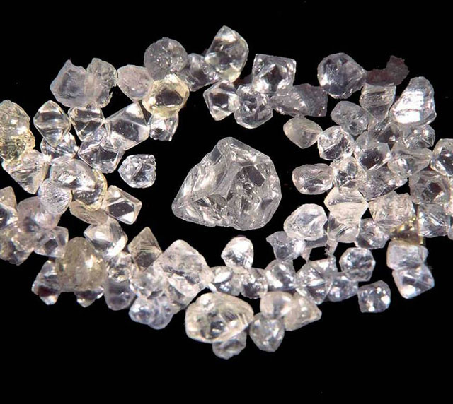 FT: De Beers не может распродать запасы алмазов на два миллиарда долларов