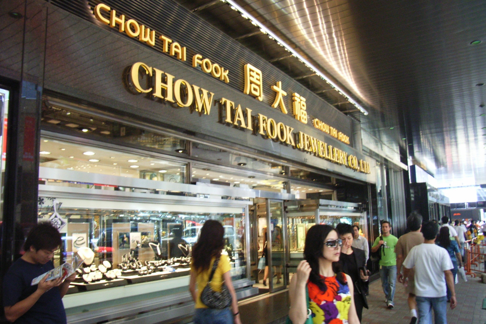 Розничные продажи Chow Tai Fook во время празднования Нового года по лунному календарю упали на 29%