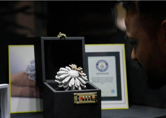 На выставке в Женеве показали кольцо с 50 907 бриллиантами