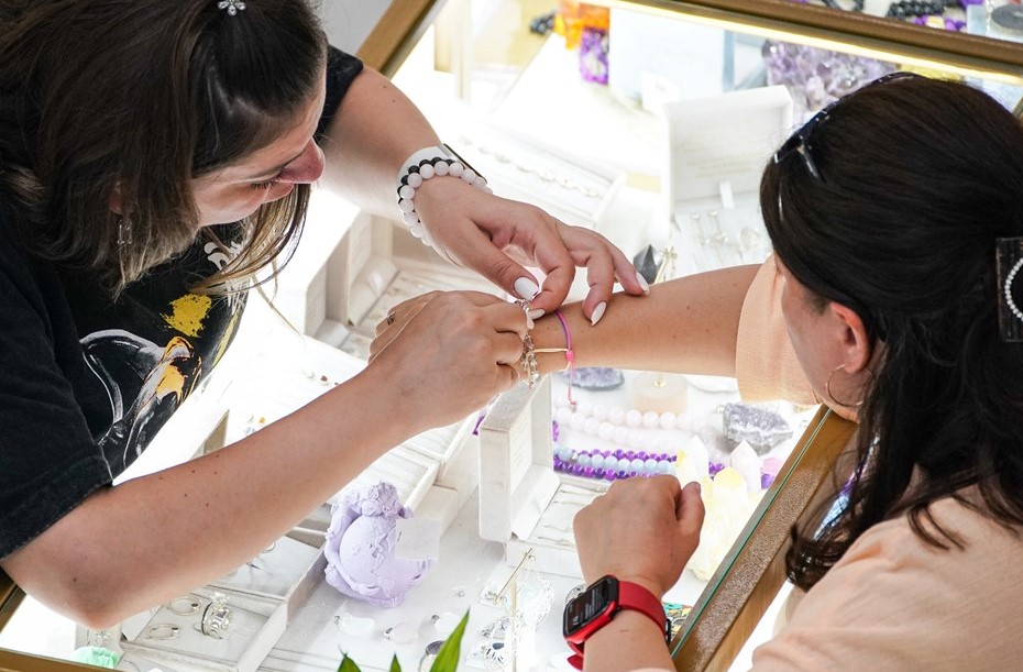 Жители Петербурга стали чаще покупать ювелирные украшения на маркетплейсах