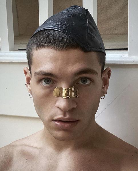 Ювелир придумал металлический пластырь для носа — и это удовольствие стоит 600 долларов