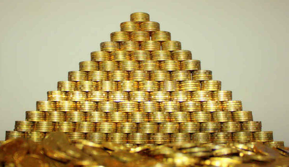 45 3 млн. Финансовая пирамида. Денежная пирамида. Гора золота. Пирамида из золота.